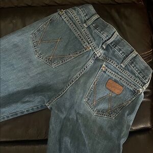 Wrangler Relaxed Fit Men's Denim Jeans in Blue with Brown Patch